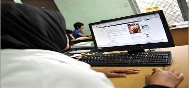 FEATURE-Egyptians go online to seek political change
