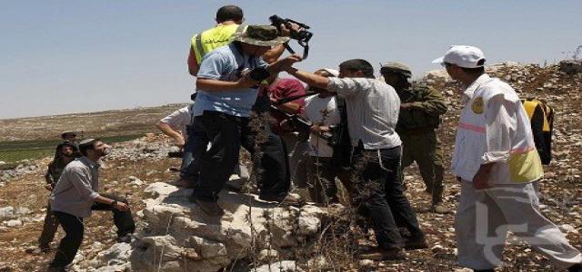 IOF soldiers leave injuries on marchers in Beit Ummar