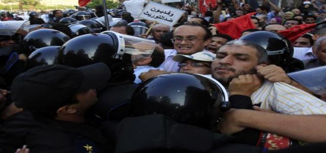 Political opposition chants slogans amid baton wielded police‏
