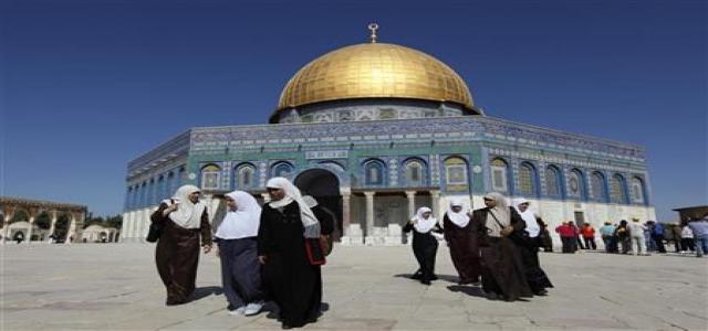 Israeli military tightens grip on Aqsa as Muslims mark holy night