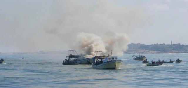 Israeli gunboats fire at Palestinian fishermen