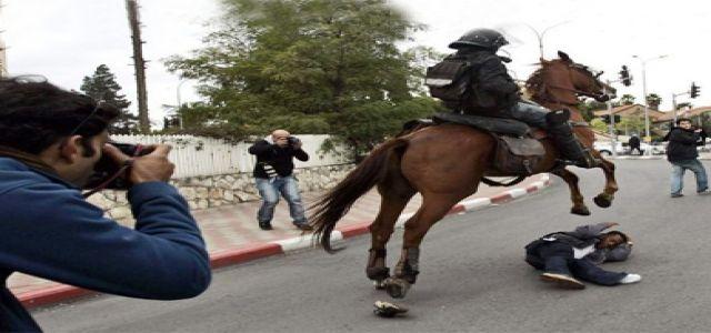 Israeli policemen ransack Aqsa Mosque’s zakat savings.