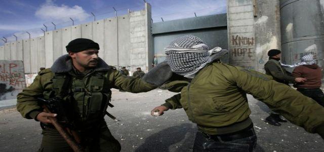 IOF troops violently quell demonstrations in Ramallah, Nablus districts