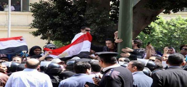 Broken arm sees protest put down by Egypt police