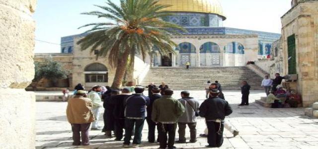 Jewish settlers desecrate Aqsa Mosque, Jerusalemite worshipers face them