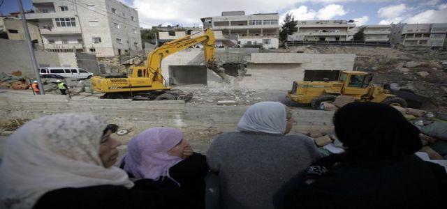 IOF troops deliver demolition orders for 28 Palestinian homes
